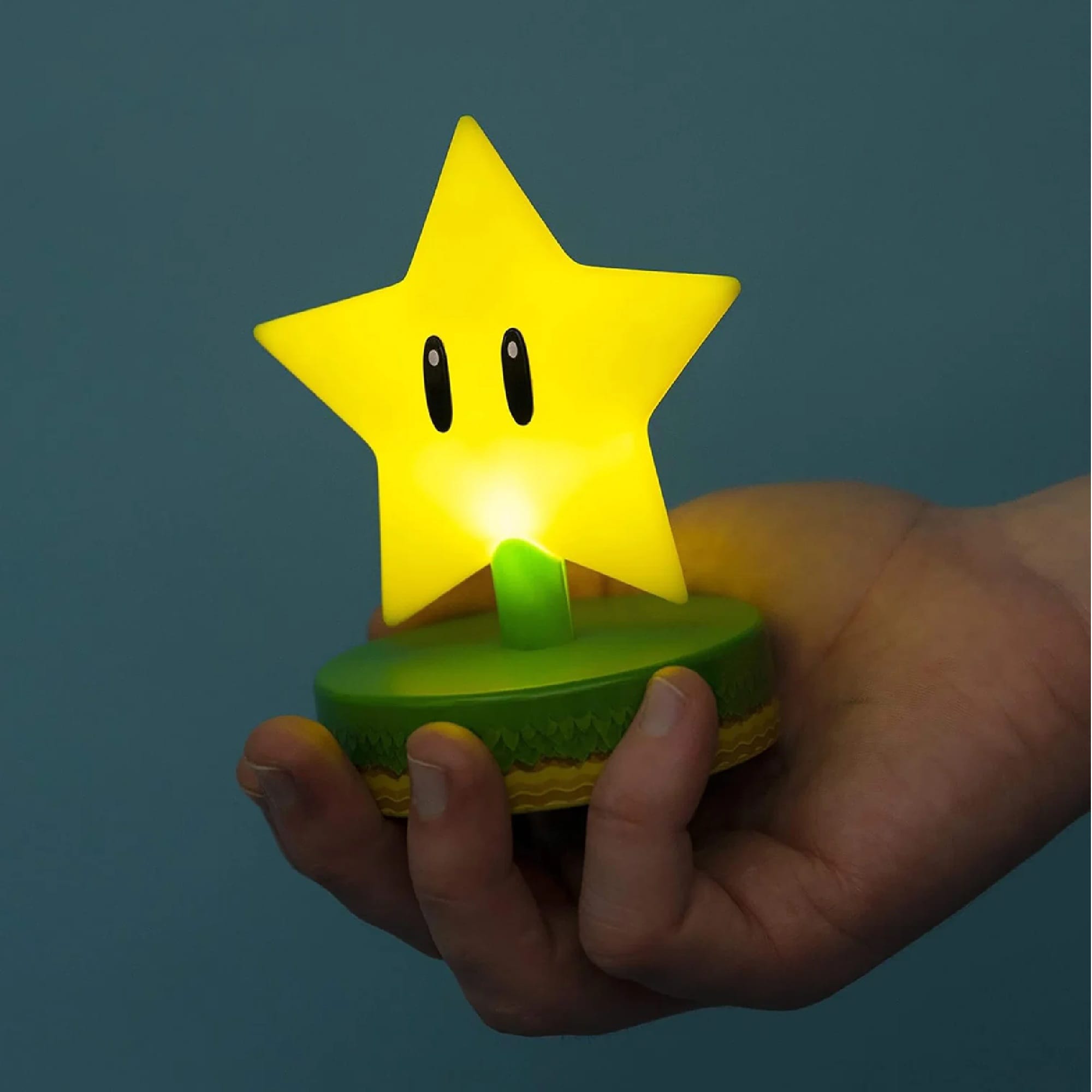Nintendo Super Mario Super Star Icon Light V3 by Paladone
